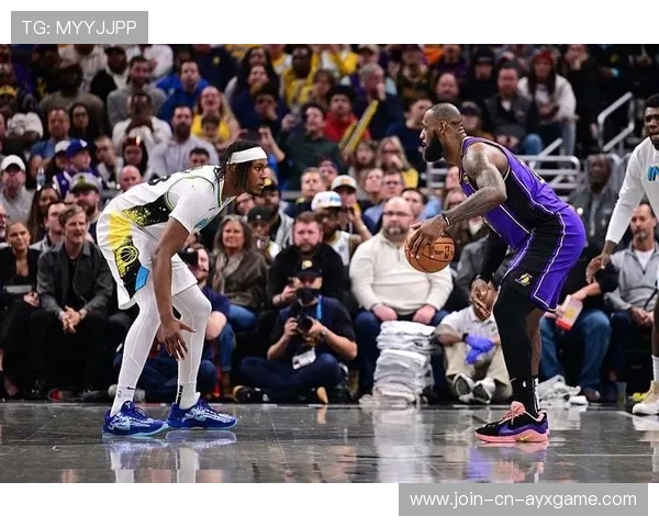 詹姆斯关键篮板+助攻，湖人逆转上演绝杀