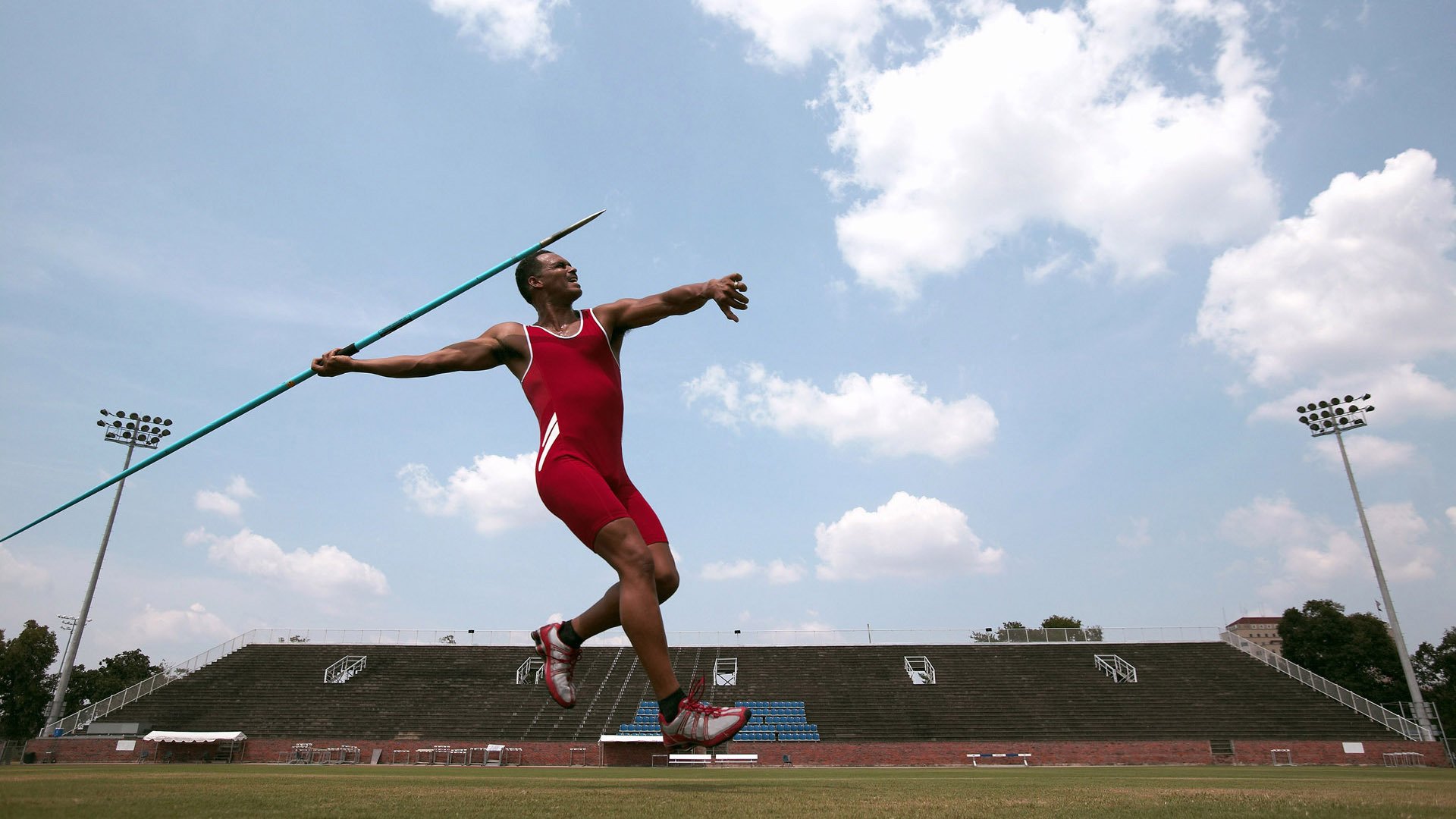 _攀岩飞跃极限:征服巍峨山峰_,攀岩跳跃