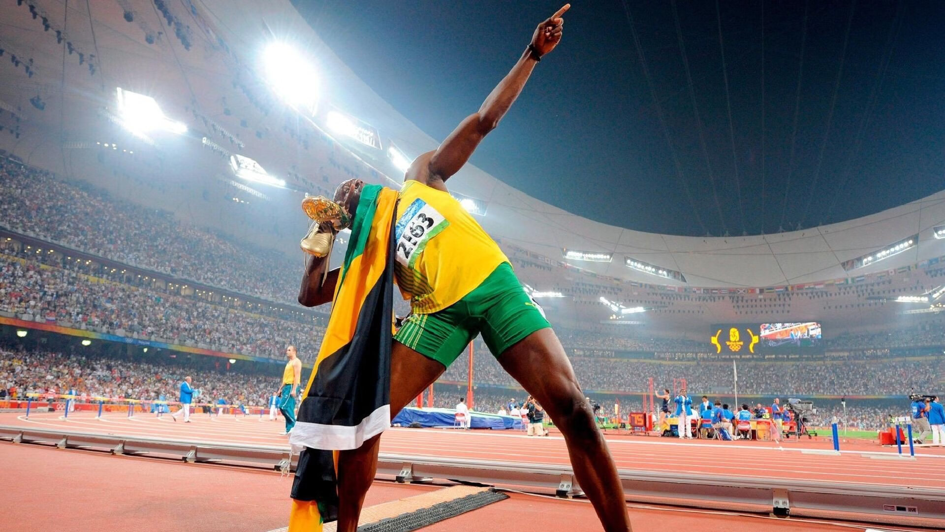 “山谷飞驰:陡峭赛段的速度激情”,山谷飞鸟